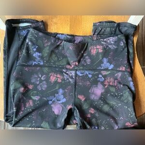 Lululemon Floral Black Leggings Capris Size 6 Worn Once Like New